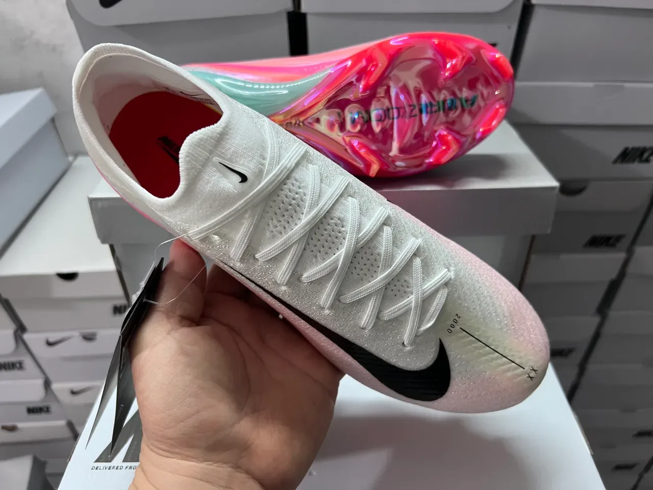 Nike Tênis de futebol branco e rosa upper tricô talão iridiscent TPU solo firme 5