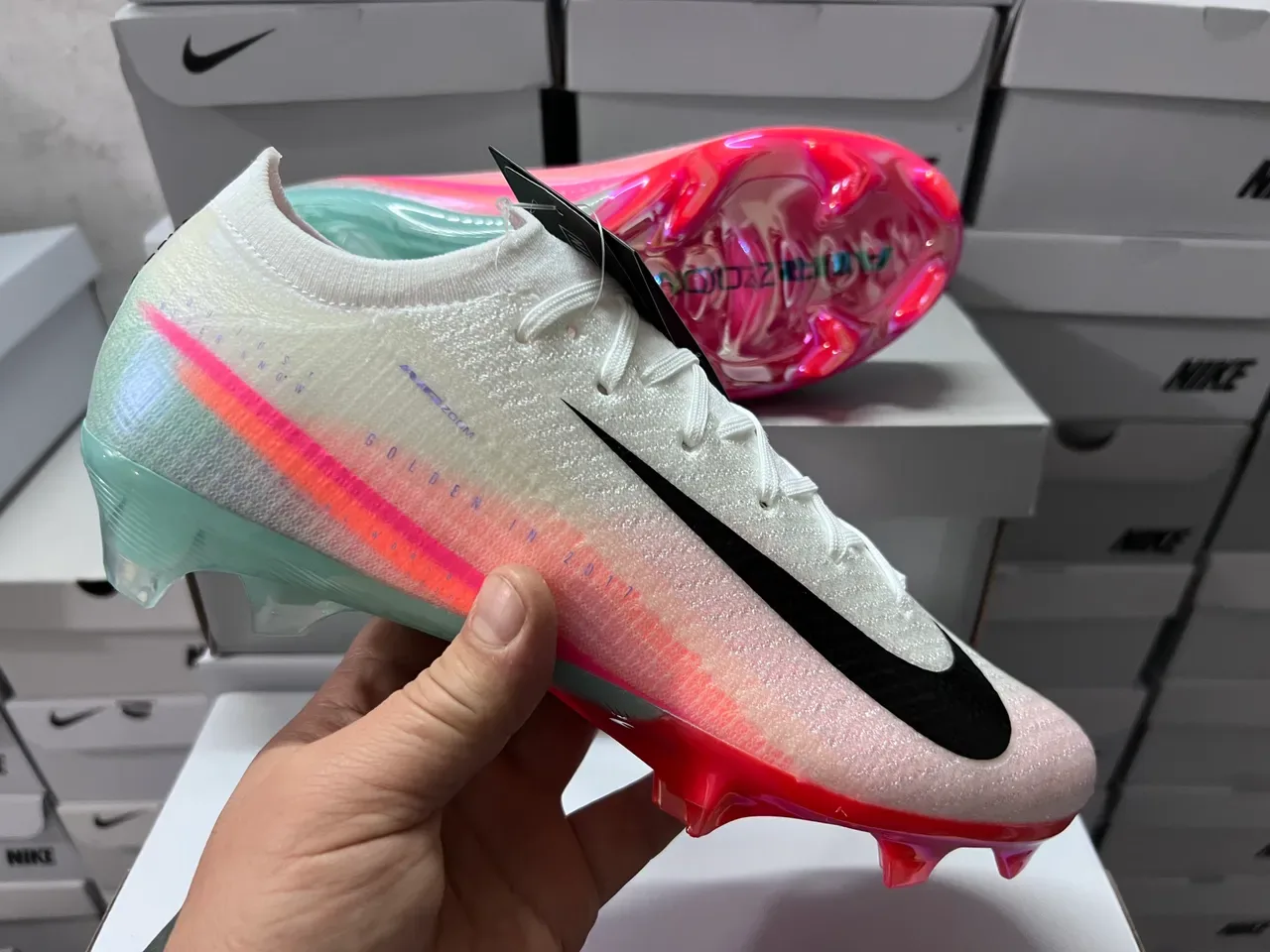 Nike Tênis de futebol branco e rosa upper tricô talão iridiscent TPU solo firme 6