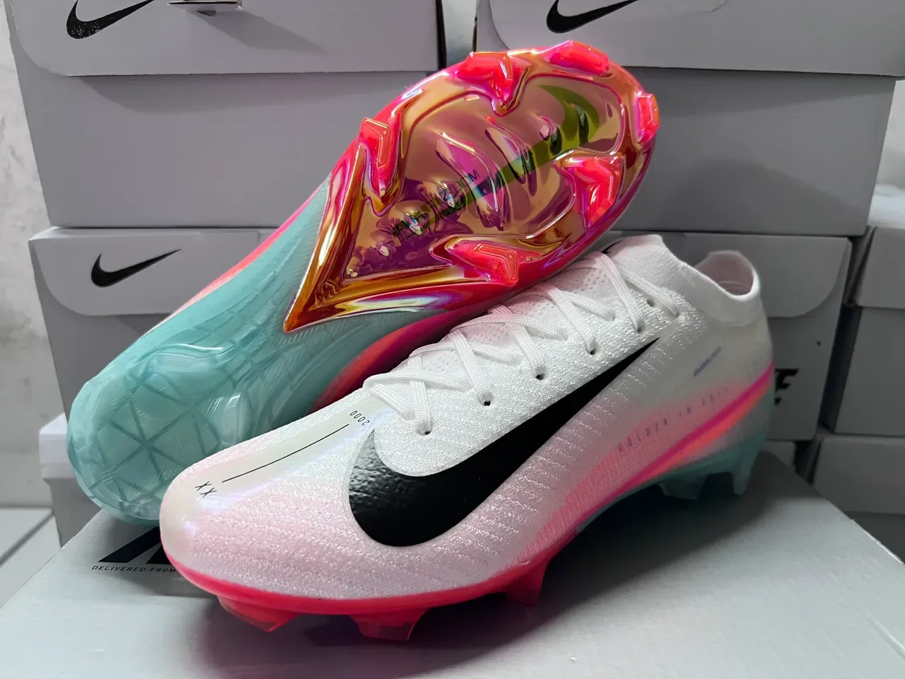 Nike Tênis de futebol branco e rosa upper tricô talão iridiscent TPU solo firme 7