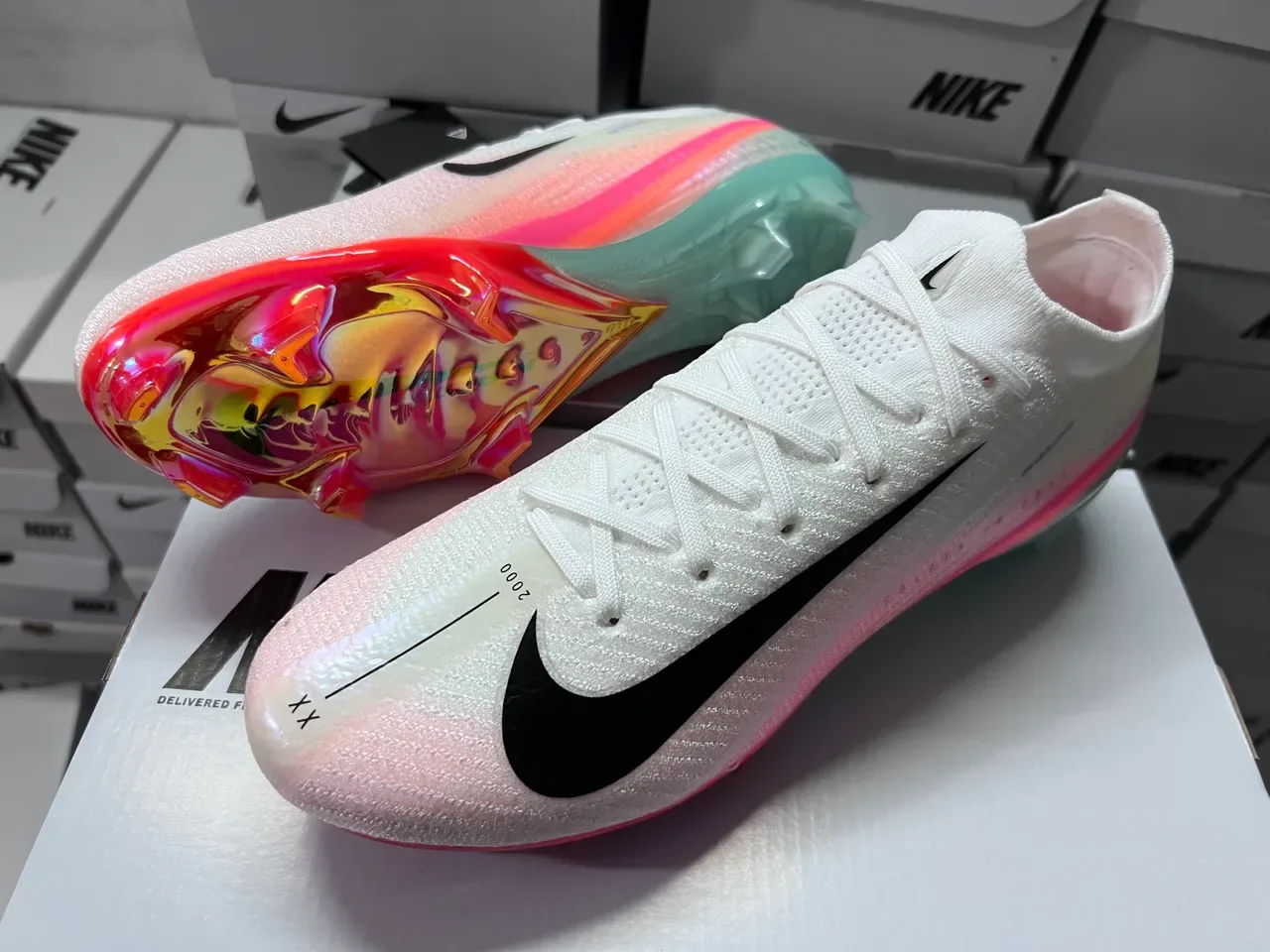Nike Tênis de futebol branco e rosa upper tricô talão iridiscent TPU solo firme 8