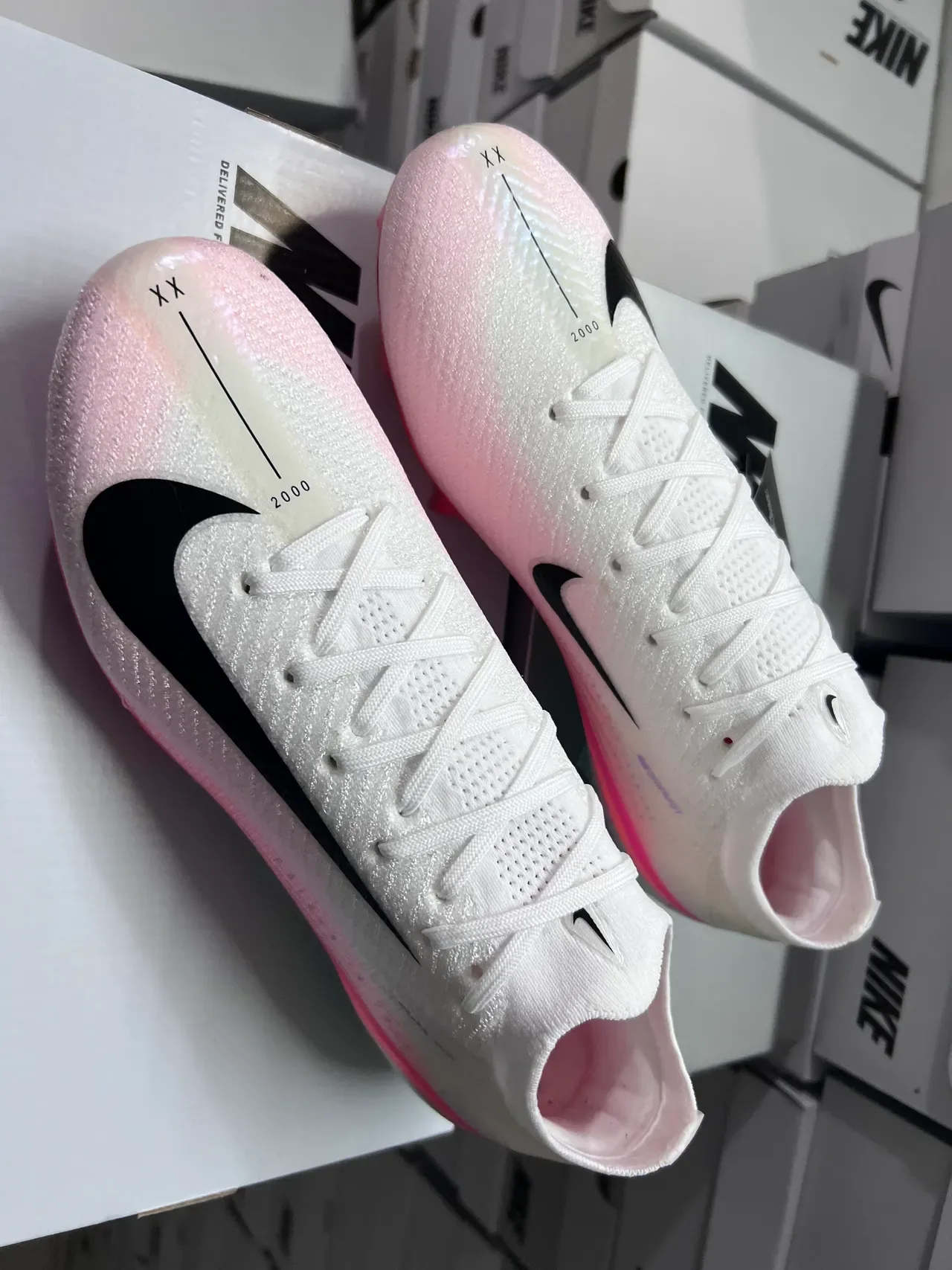 Nike Tênis de futebol branco e rosa upper tricô talão iridiscent TPU solo firme 9