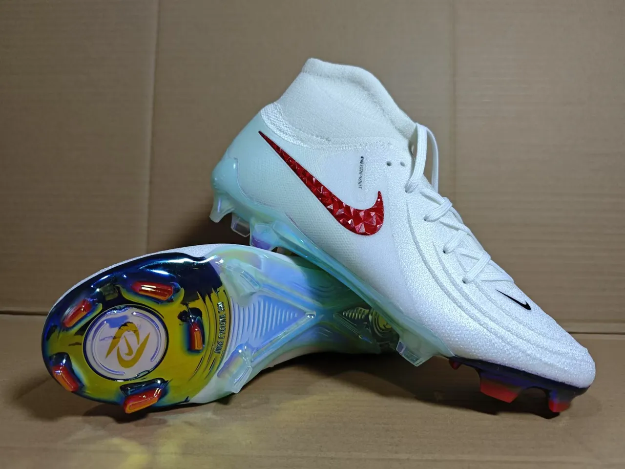 Nike sapatos de futebol de superfície firme branco e vermelho de corte alto com gola de malha texturizada e Swoosh texturizado 2