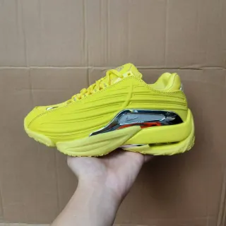 Nike حذاء رياضي أصفر فضي منحوت موجي كعب وسط كروم Swoosh أكسنت
