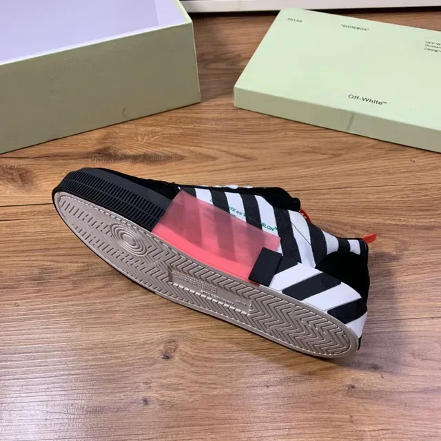 Off-White Arrow Stripe काला सफेद लाल Lifestyle Sneakers 2