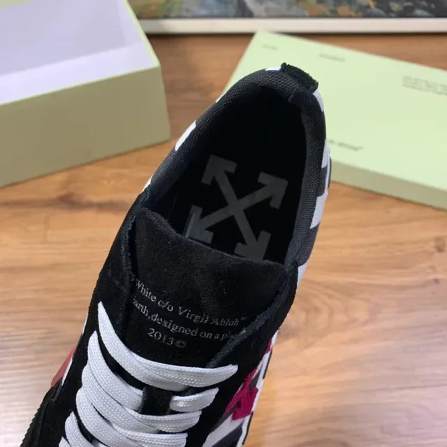 Off-White Arrow Stripe काला सफेद लाल Lifestyle Sneakers 3