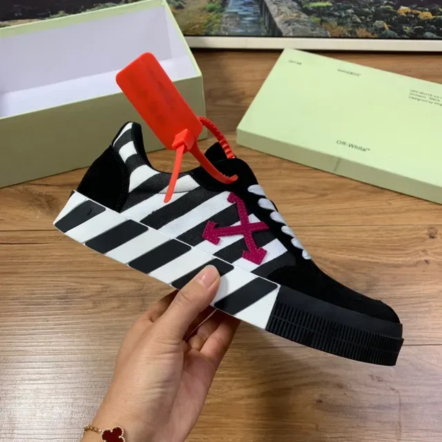 Off-White Arrow Stripe काला सफेद लाल Lifestyle Sneakers 4