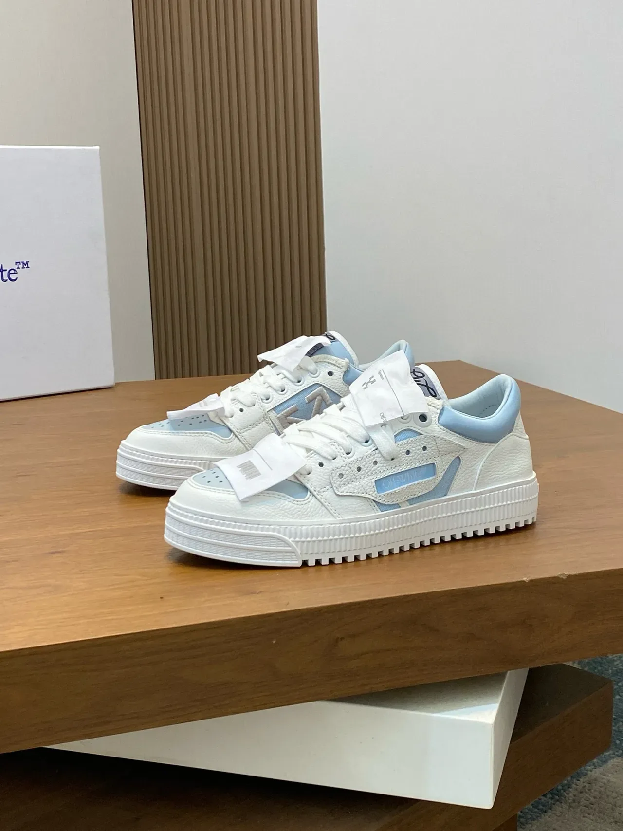 Off-White নীল ইন্ডাস্ট্রিয়াল ডিজাইন ডুয়াল স্ট্র্যাপ ডिटেল লাইফস্টাইল স্নিকার্স 4