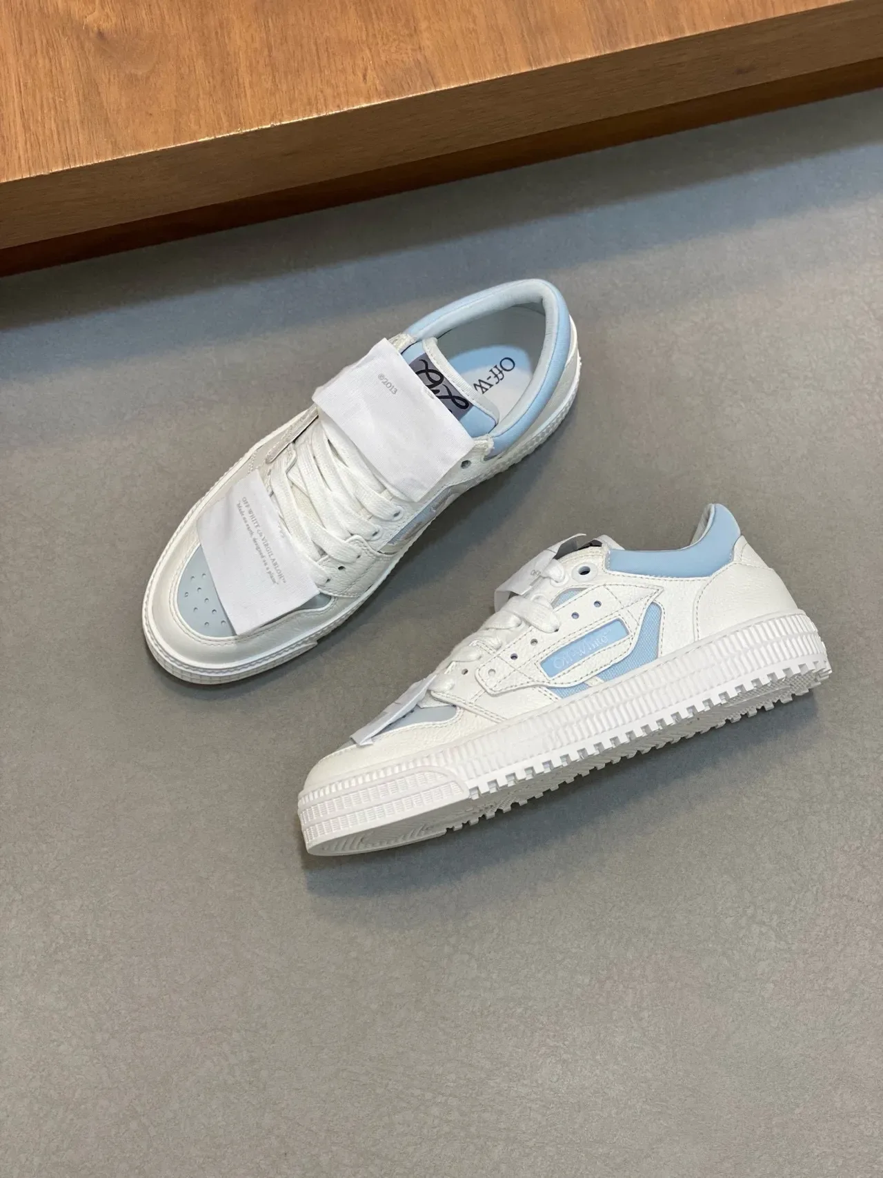 Off-White নীল ইন্ডাস্ট্রিয়াল ডিজাইন ডুয়াল স্ট্র্যাপ ডिटেল লাইফস্টাইল স্নিকার্স 6