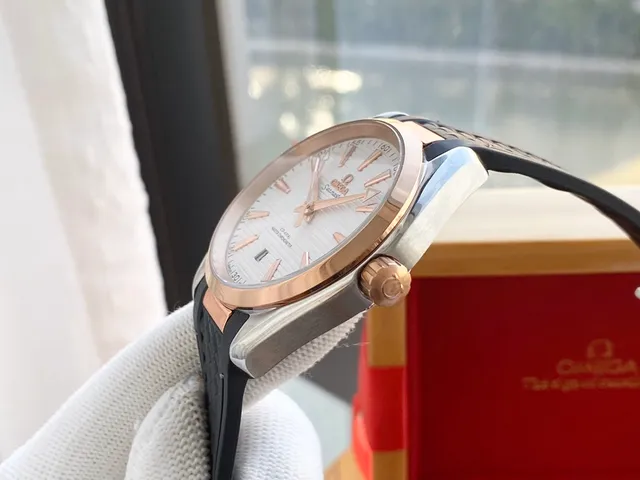 Omega Seamaster Aqua Terra সাদা ডায়াল গোলাপি সোনার কেস যান্ত্রিক ঘড়ি 4