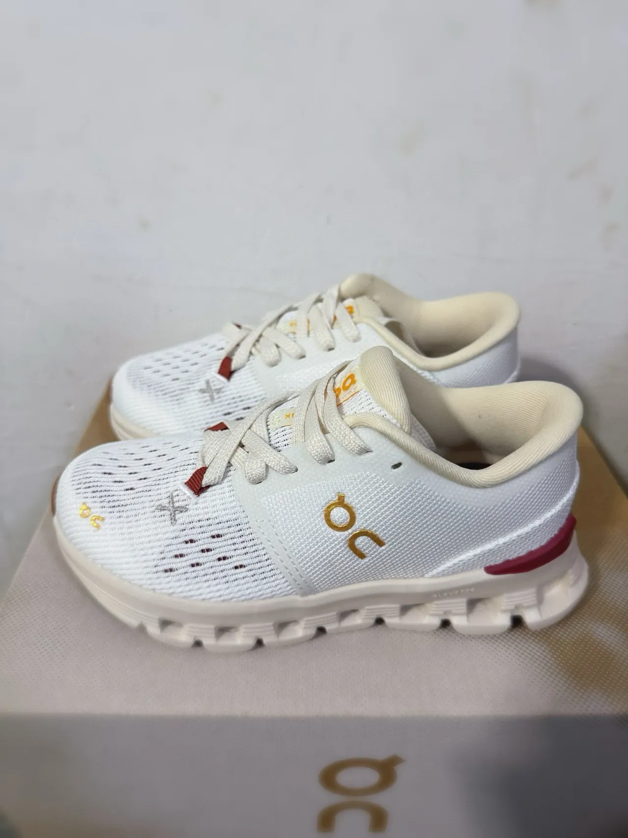 On Cloudnova branco bege dourado tênis estilo de vida 14