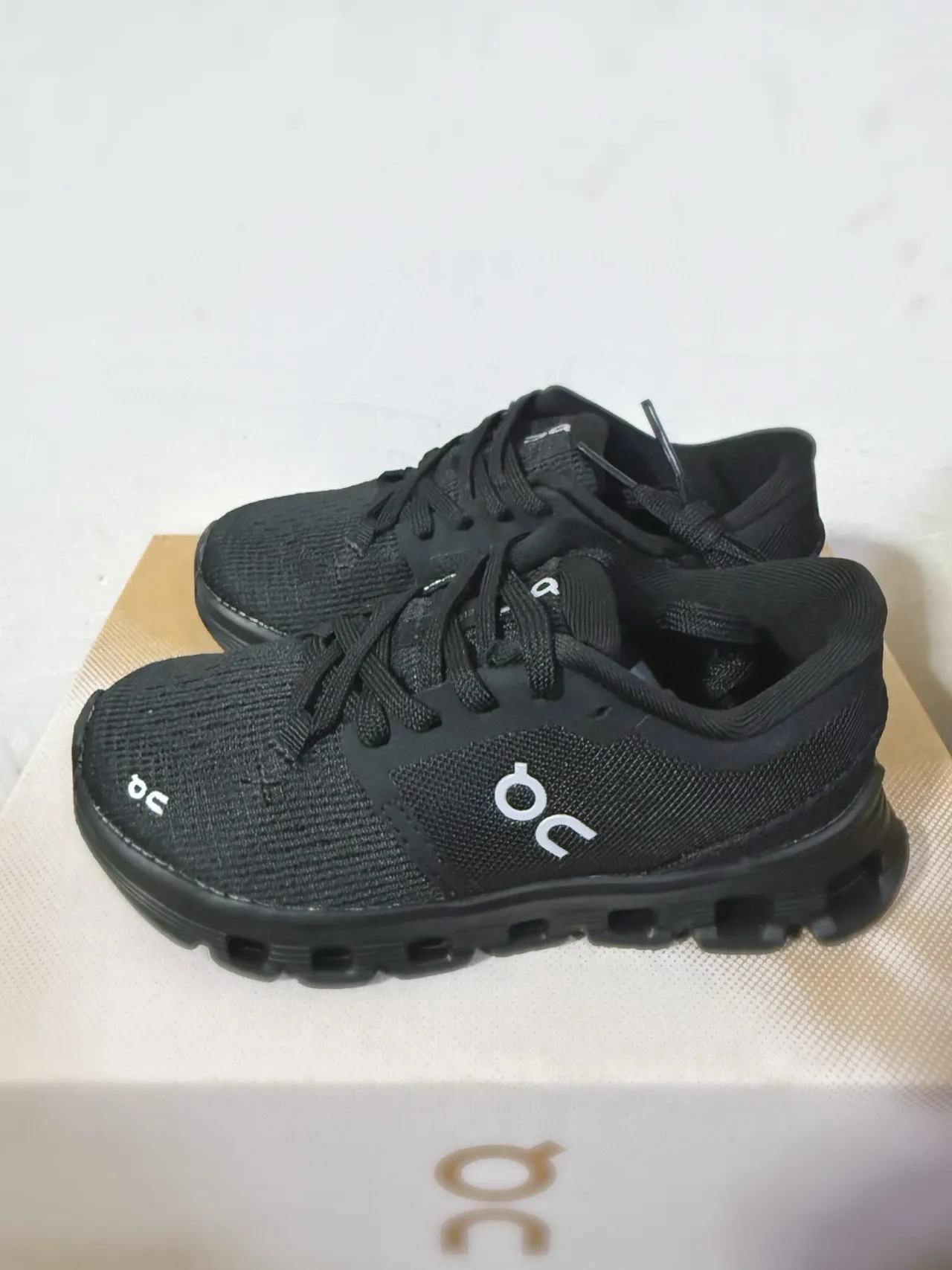 On Cloudnova branco bege dourado tênis estilo de vida 15