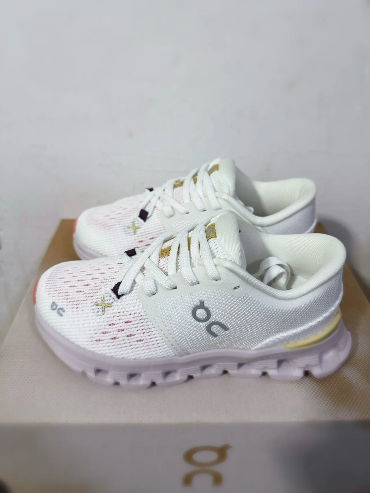 On Cloudnova branco bege dourado tênis estilo de vida 20