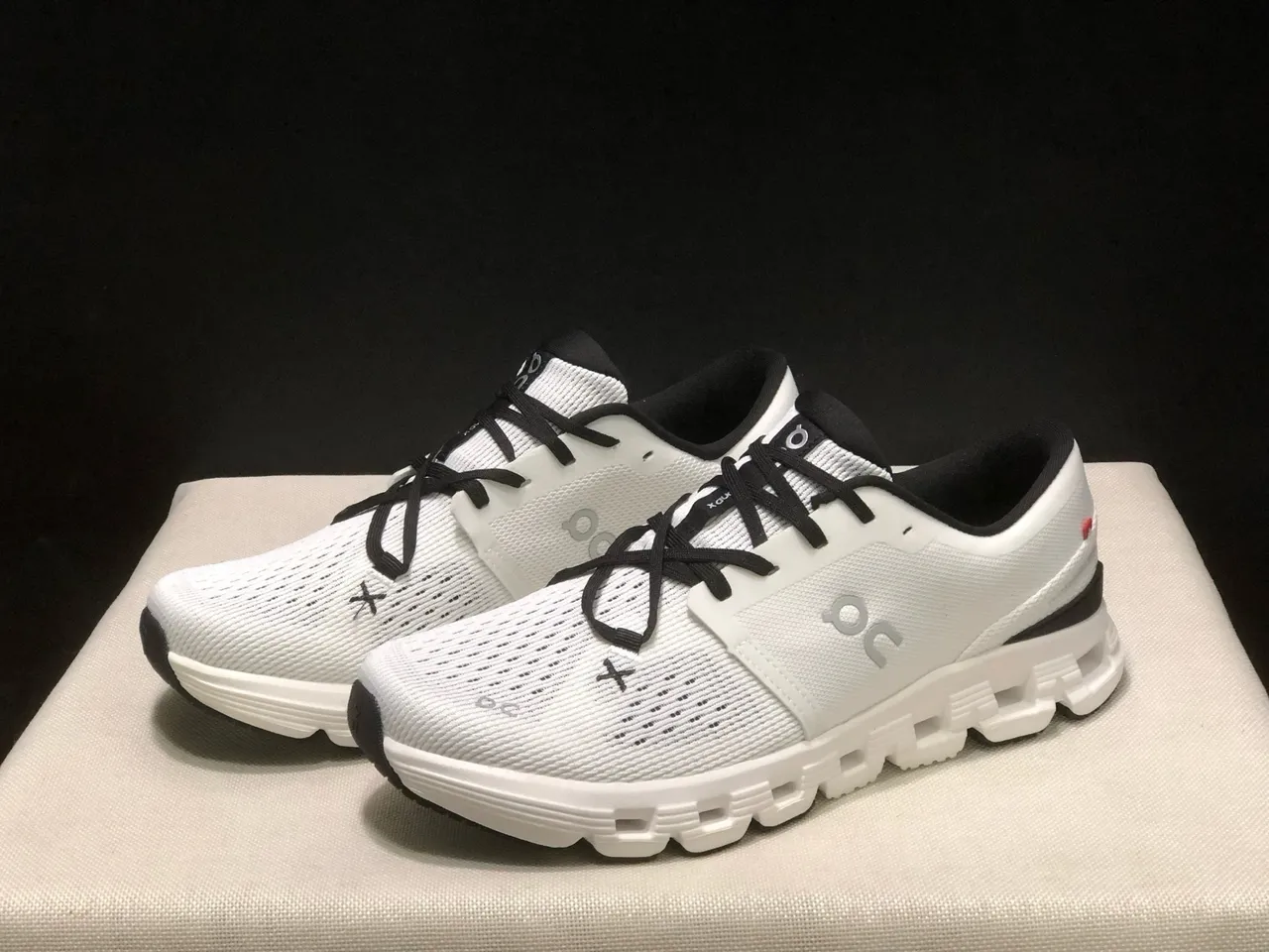 On Cloudnova branco bege dourado tênis estilo de vida 22