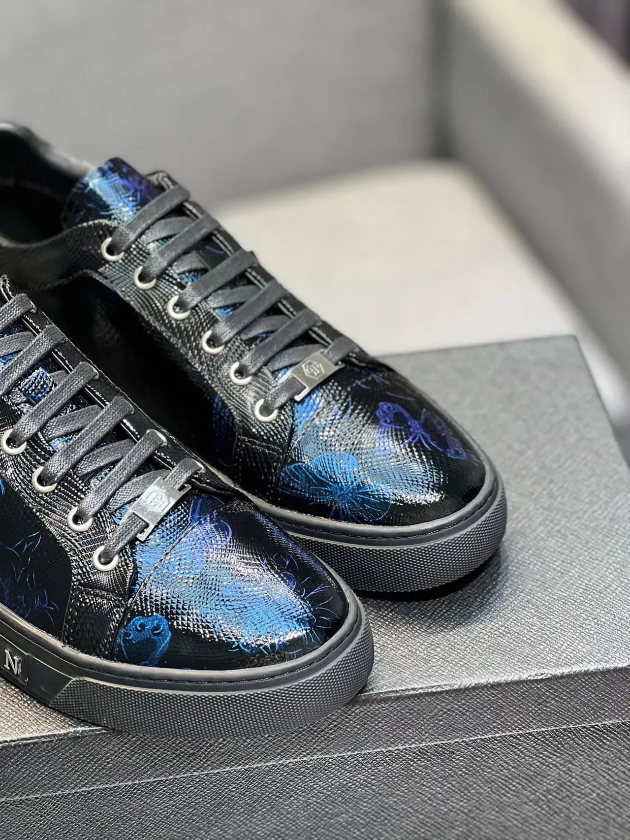 Philipp Plein काले और नीले फ्लोरल प्रिंट लाइफस्टाइल स्नीकर 9