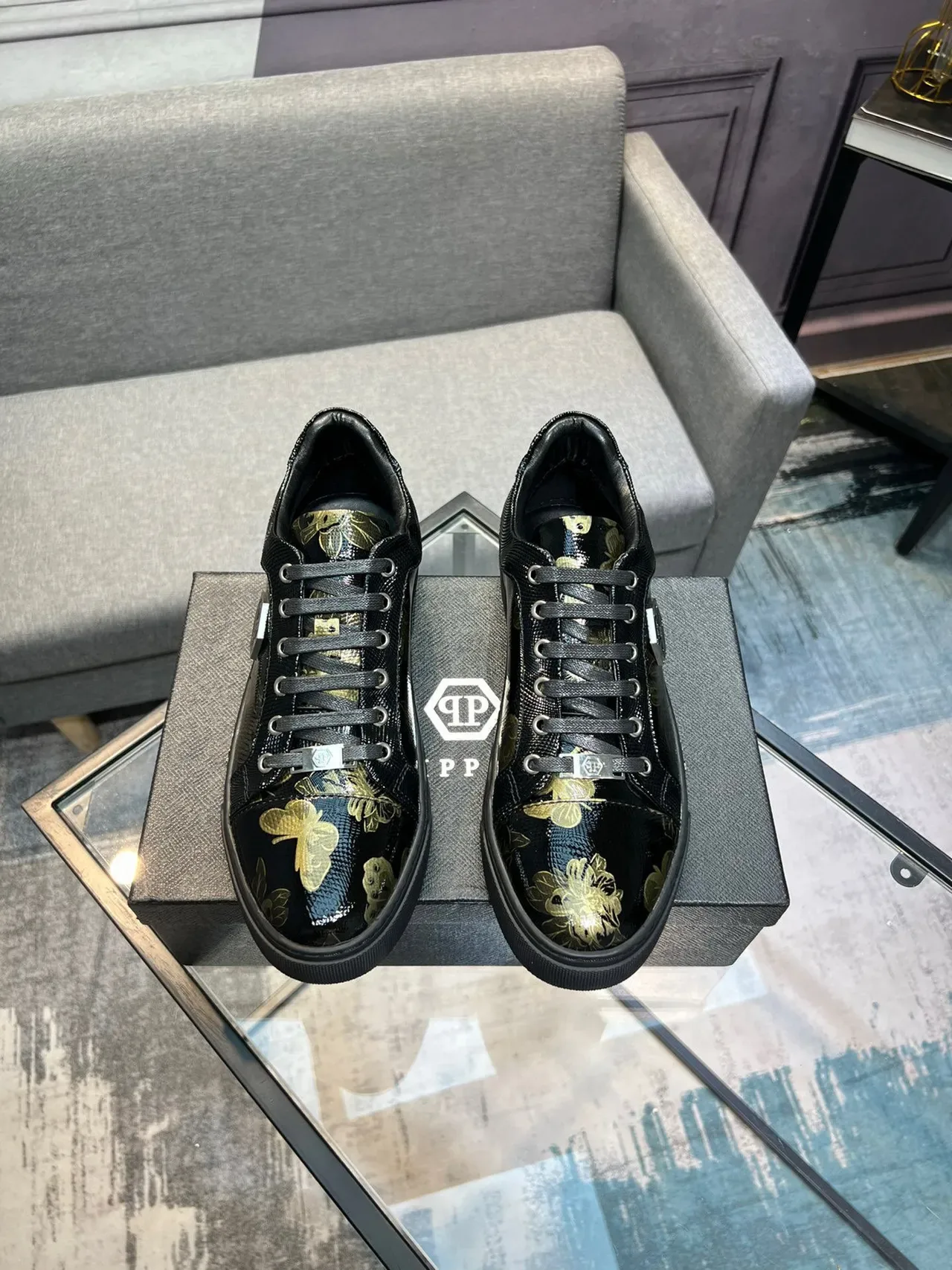 Philipp Plein Sneakers Pretos e Dourados com Impressão Floral Lifestyle 2