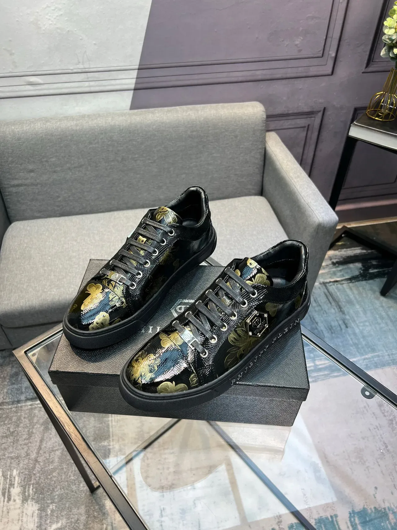 Philipp Plein Sneakers Pretos e Dourados com Impressão Floral Lifestyle 3