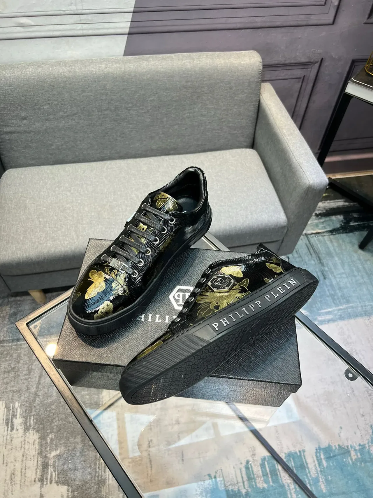 Philipp Plein Sneakers Pretos e Dourados com Impressão Floral Lifestyle 4