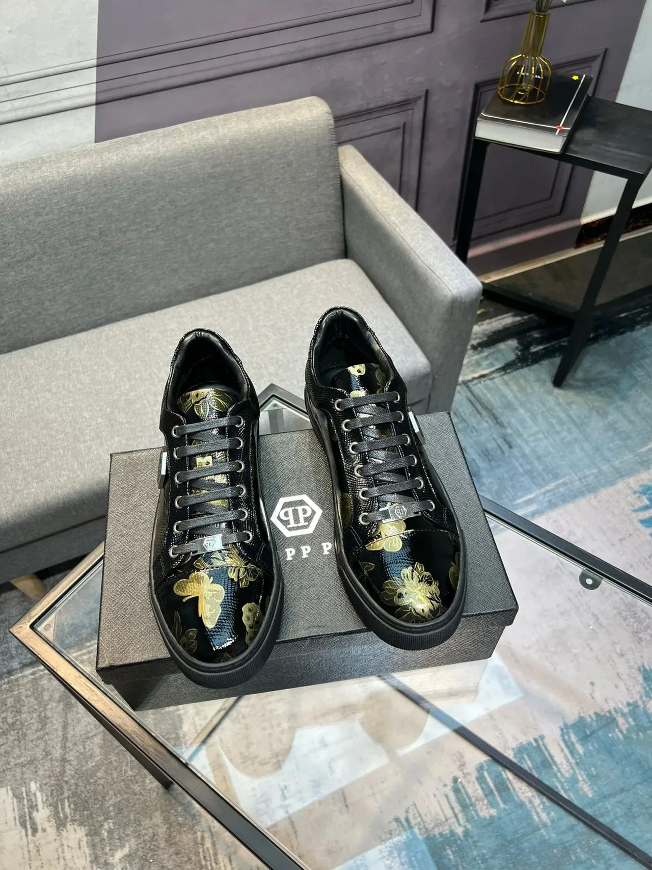 Philipp Plein Sneakers Pretos e Dourados com Impressão Floral Lifestyle 5