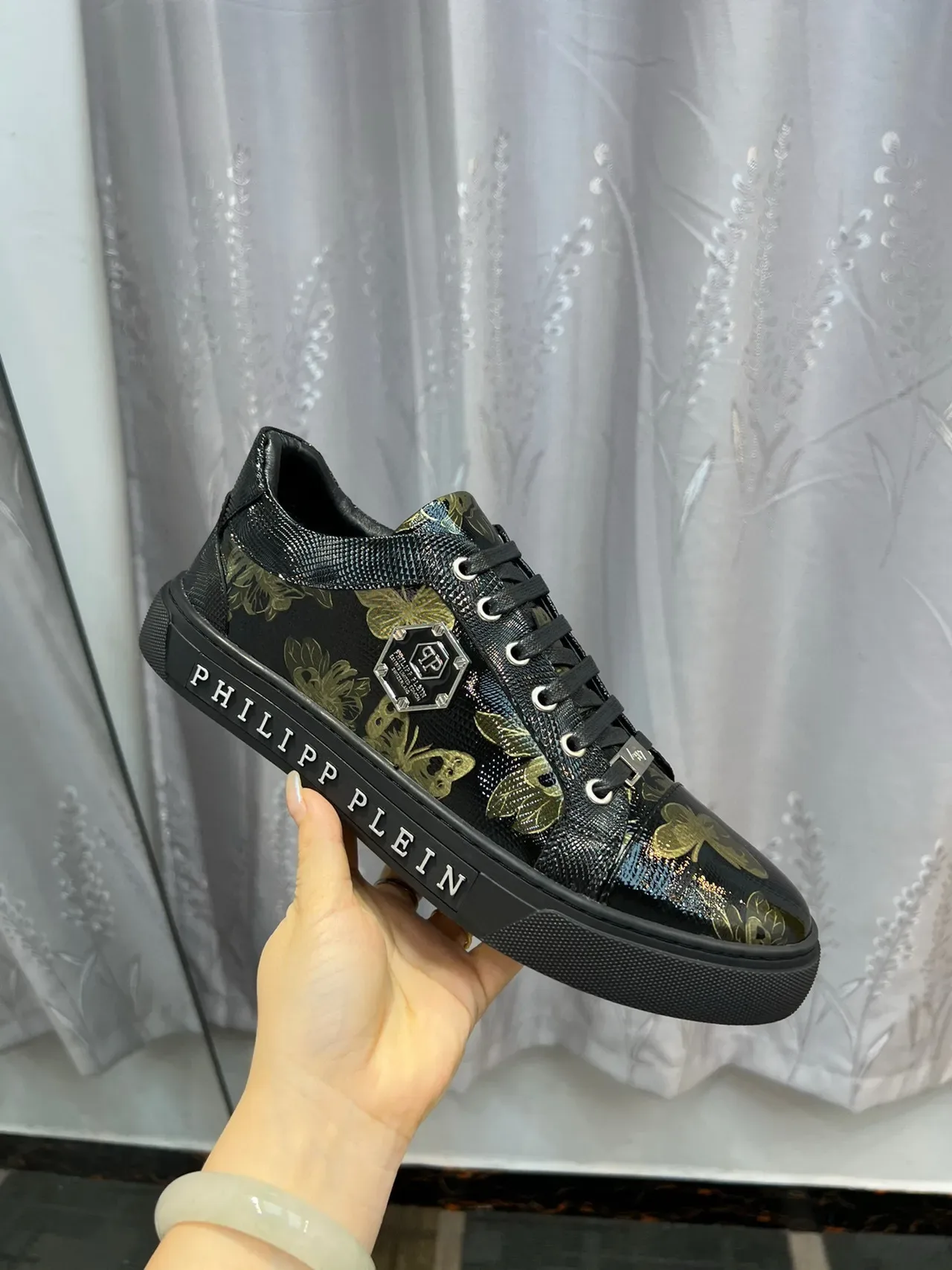 Philipp Plein Sneakers Pretos e Dourados com Impressão Floral Lifestyle 6