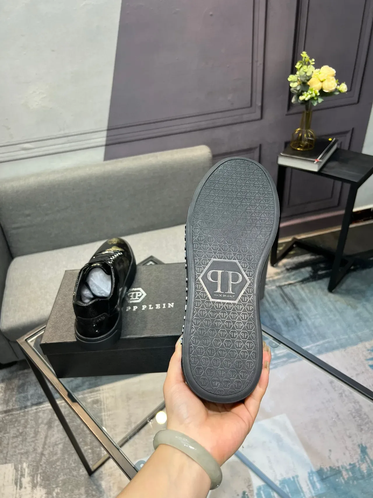 Philipp Plein Sneakers Pretos e Dourados com Impressão Floral Lifestyle 7