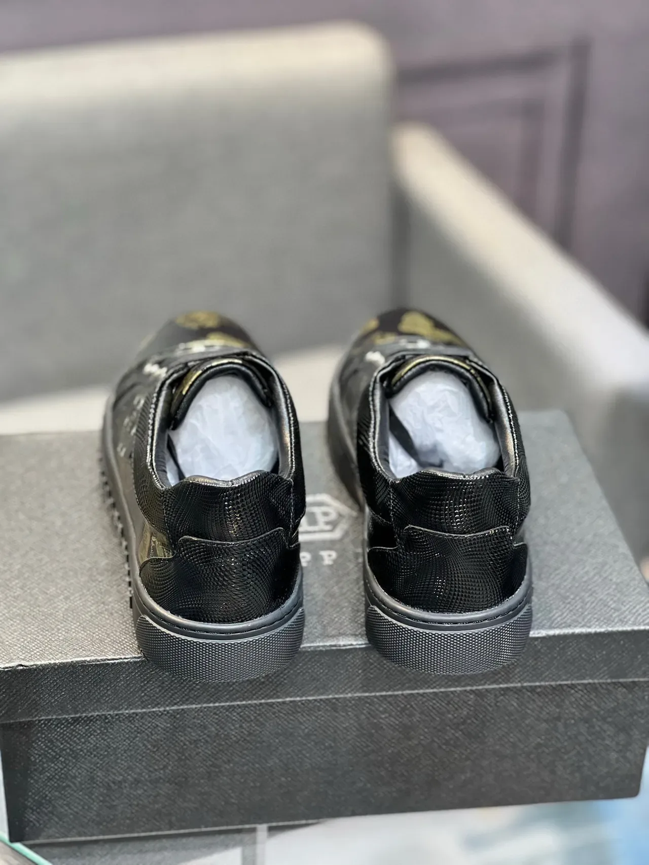 Philipp Plein Sneakers Pretos e Dourados com Impressão Floral Lifestyle 8