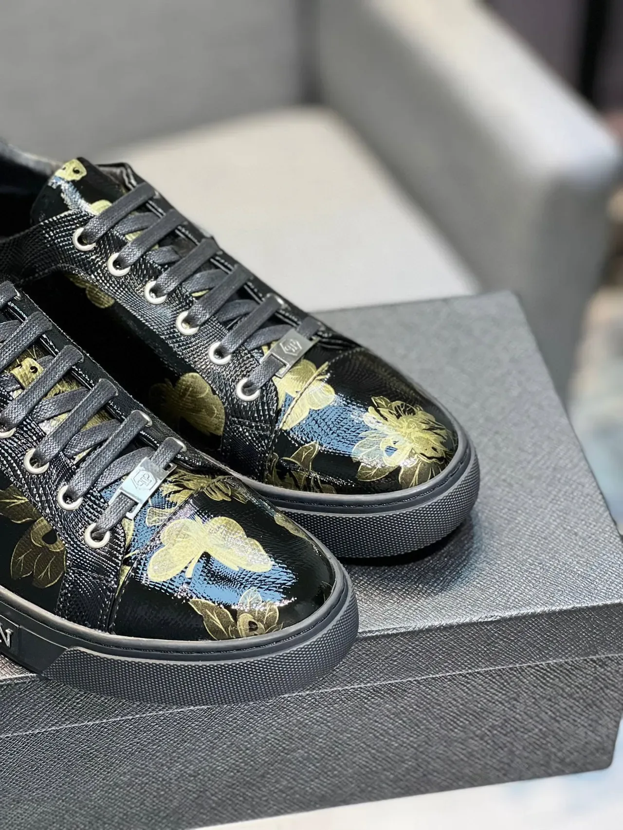Philipp Plein Sneakers Pretos e Dourados com Impressão Floral Lifestyle 9