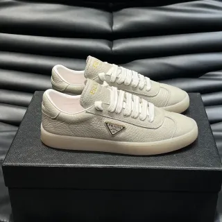 Prada 米白金色压纹皮革鞋面三角形标志徽章生活方式运动鞋