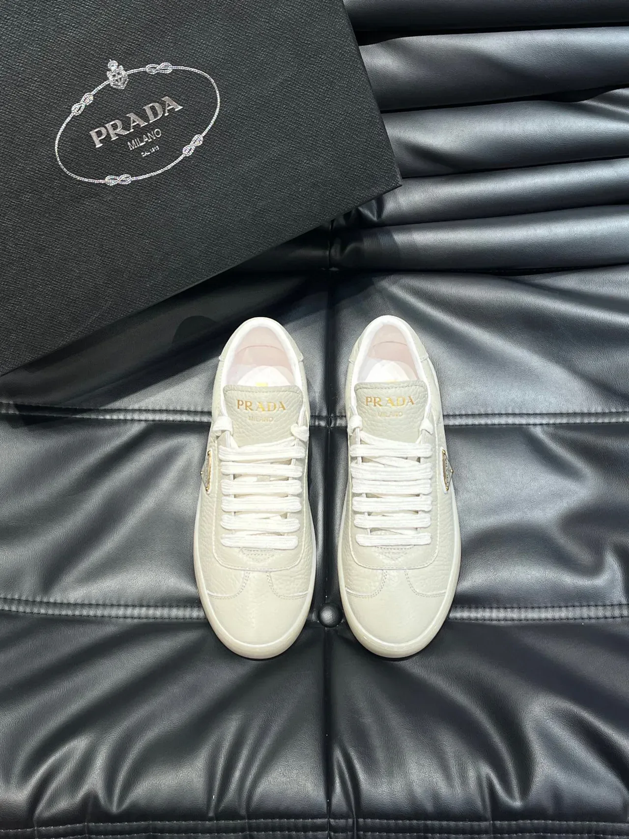 Prada 米白金色压纹皮革鞋面三角形标志徽章生活方式运动鞋 2