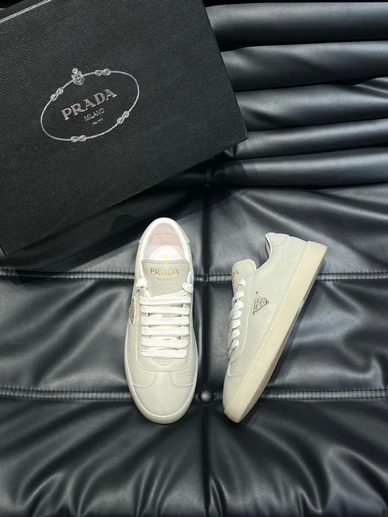 Prada 米白金色压纹皮革鞋面三角形标志徽章生活方式运动鞋 3
