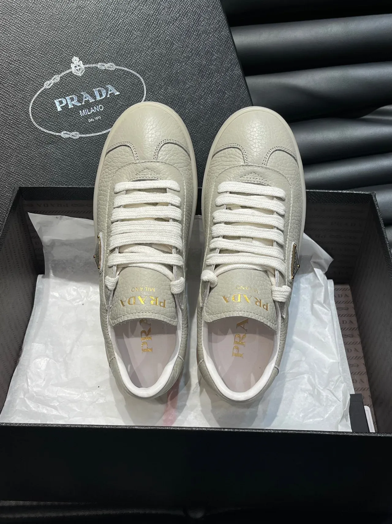 Prada 米白金色压纹皮革鞋面三角形标志徽章生活方式运动鞋 4