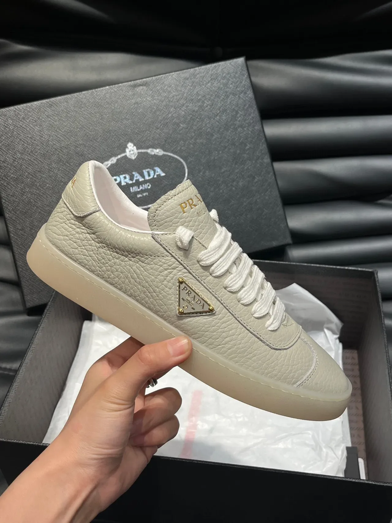 Prada 米白金色压纹皮革鞋面三角形标志徽章生活方式运动鞋 5