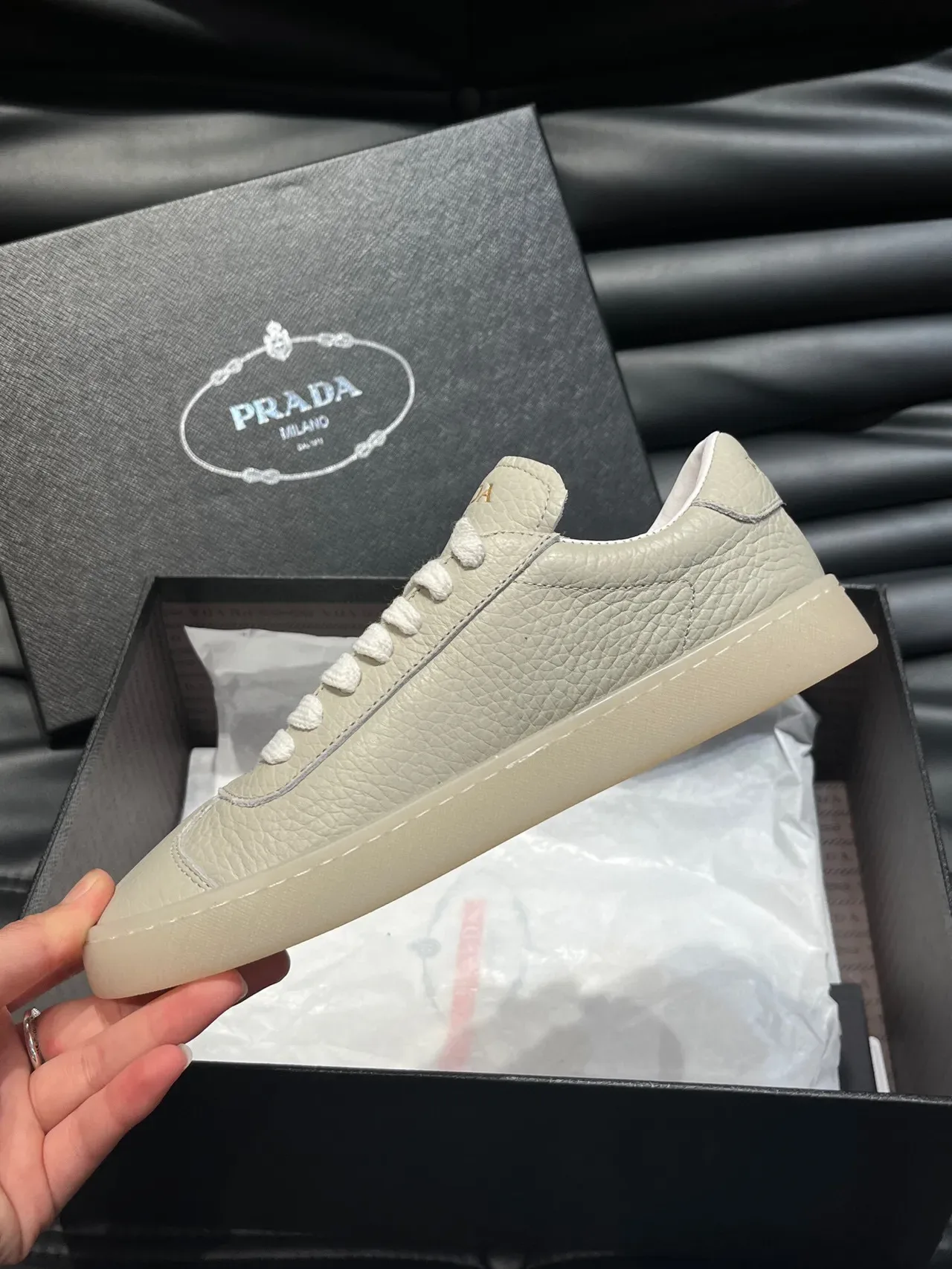 Prada 米白金色压纹皮革鞋面三角形标志徽章生活方式运动鞋 6
