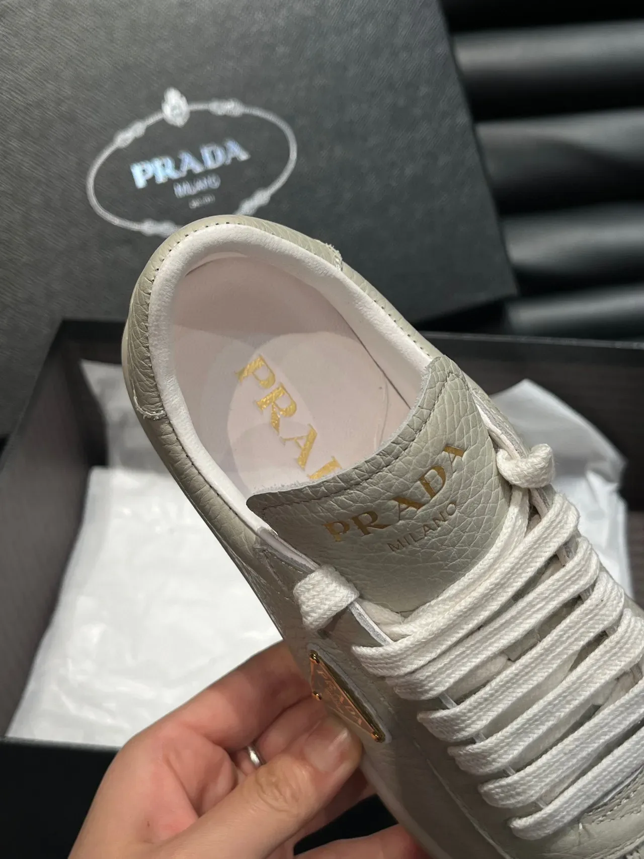 Prada 米白金色压纹皮革鞋面三角形标志徽章生活方式运动鞋 7