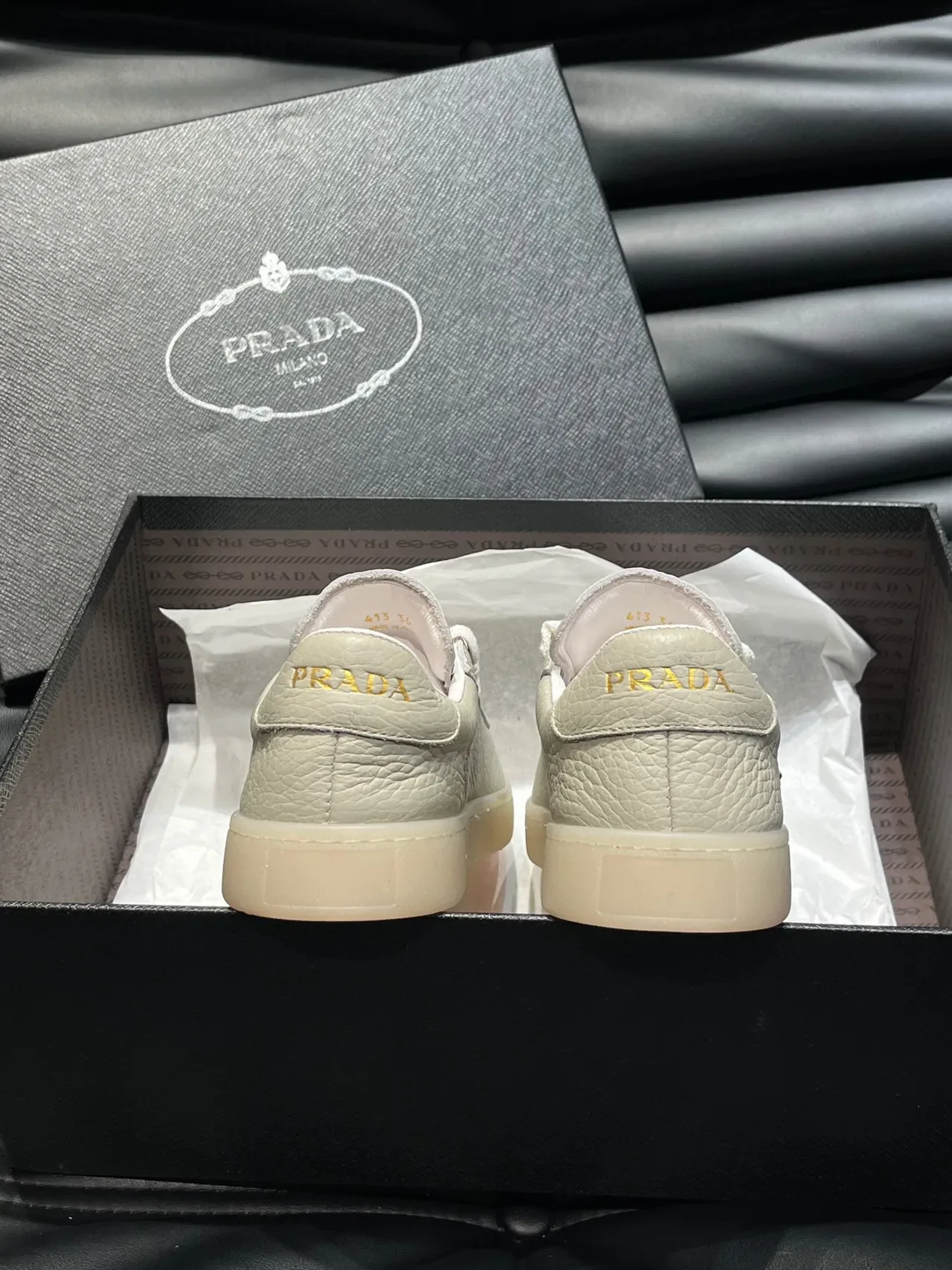 Prada 米白金色压纹皮革鞋面三角形标志徽章生活方式运动鞋 8