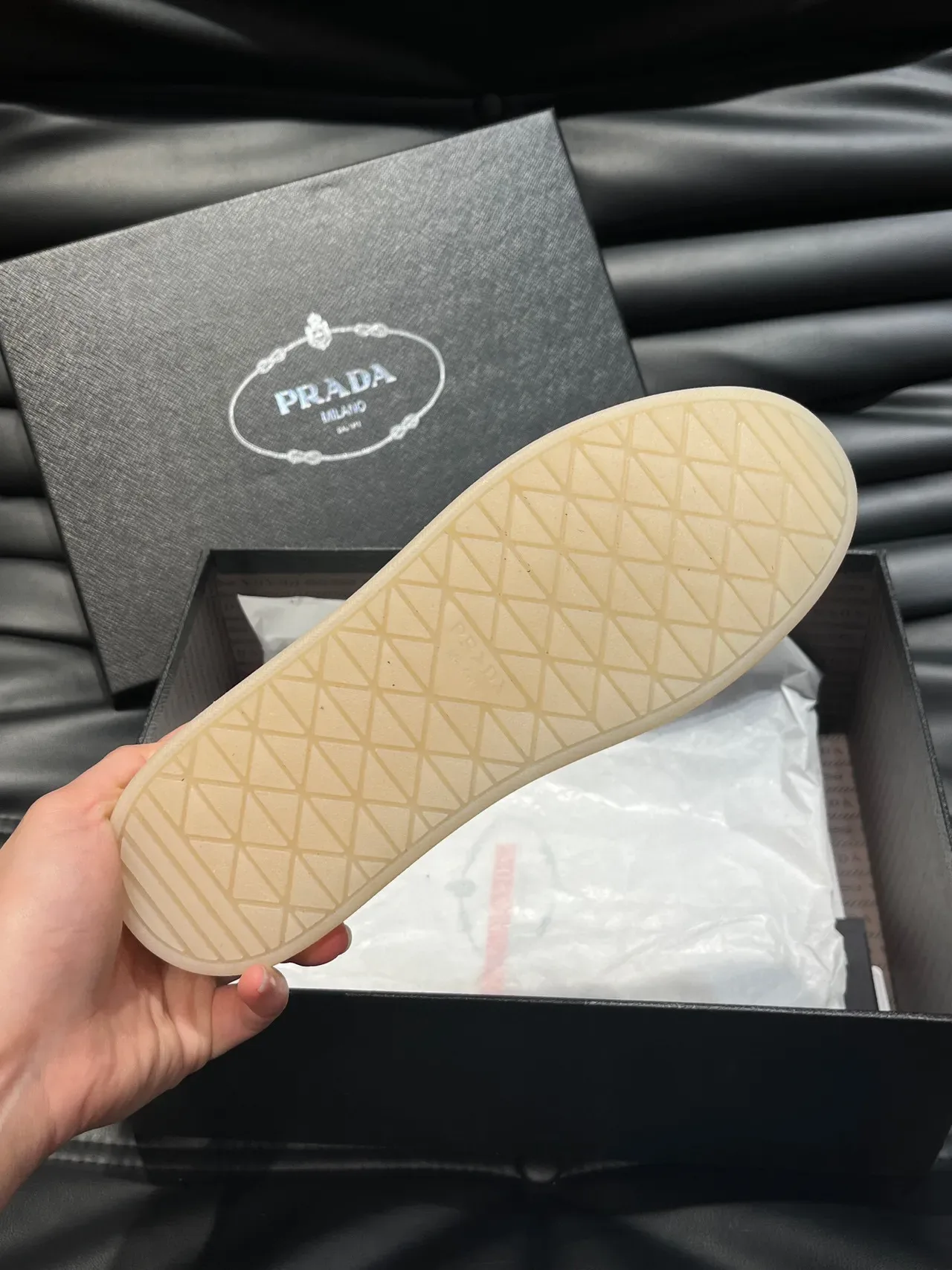 Prada 米白金色压纹皮革鞋面三角形标志徽章生活方式运动鞋 9