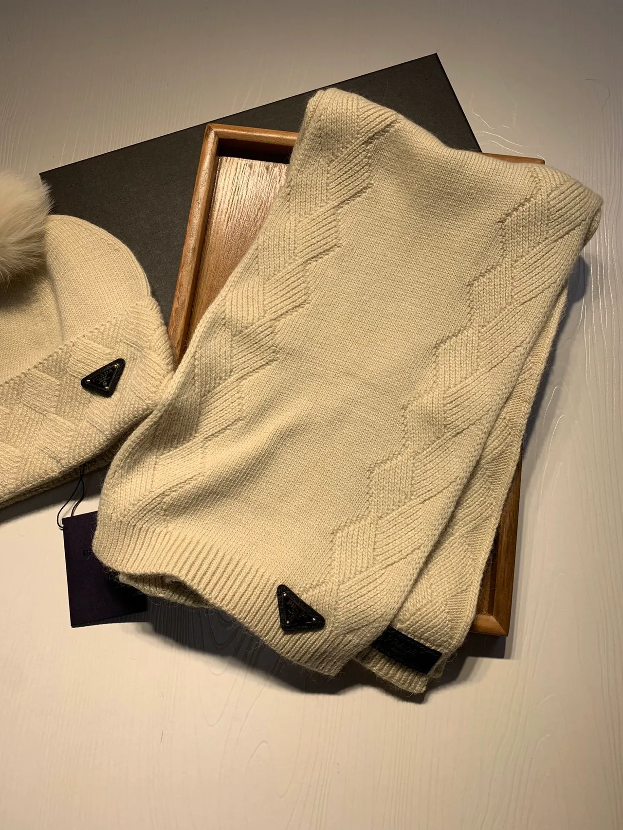 Prada Beige রিবড নিট টুইস্টেড কেবল ডিটেল Cashmere স্কার্ফ 4