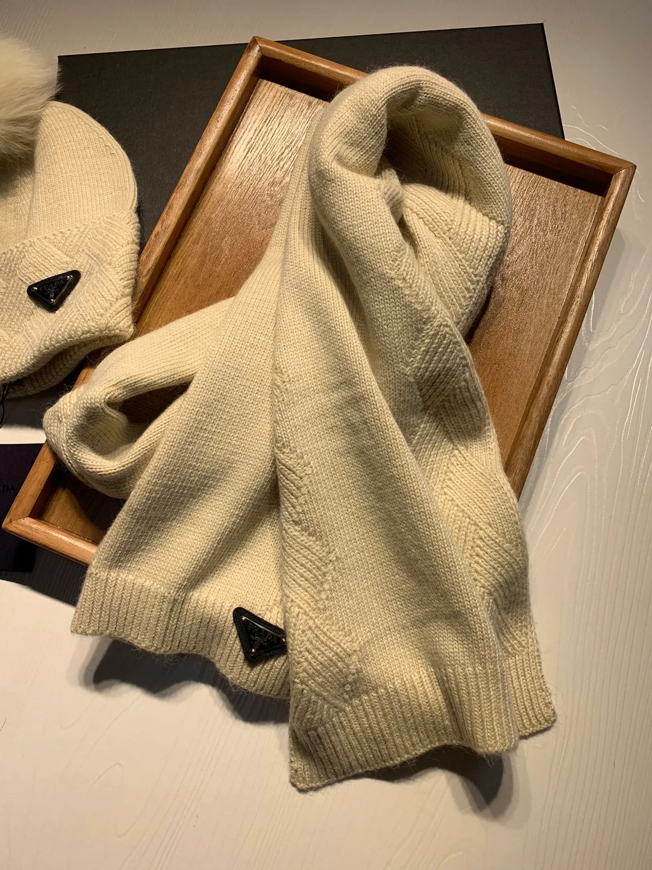 Prada Beige রিবড নিট টুইস্টেড কেবল ডিটেল Cashmere স্কার্ফ 6