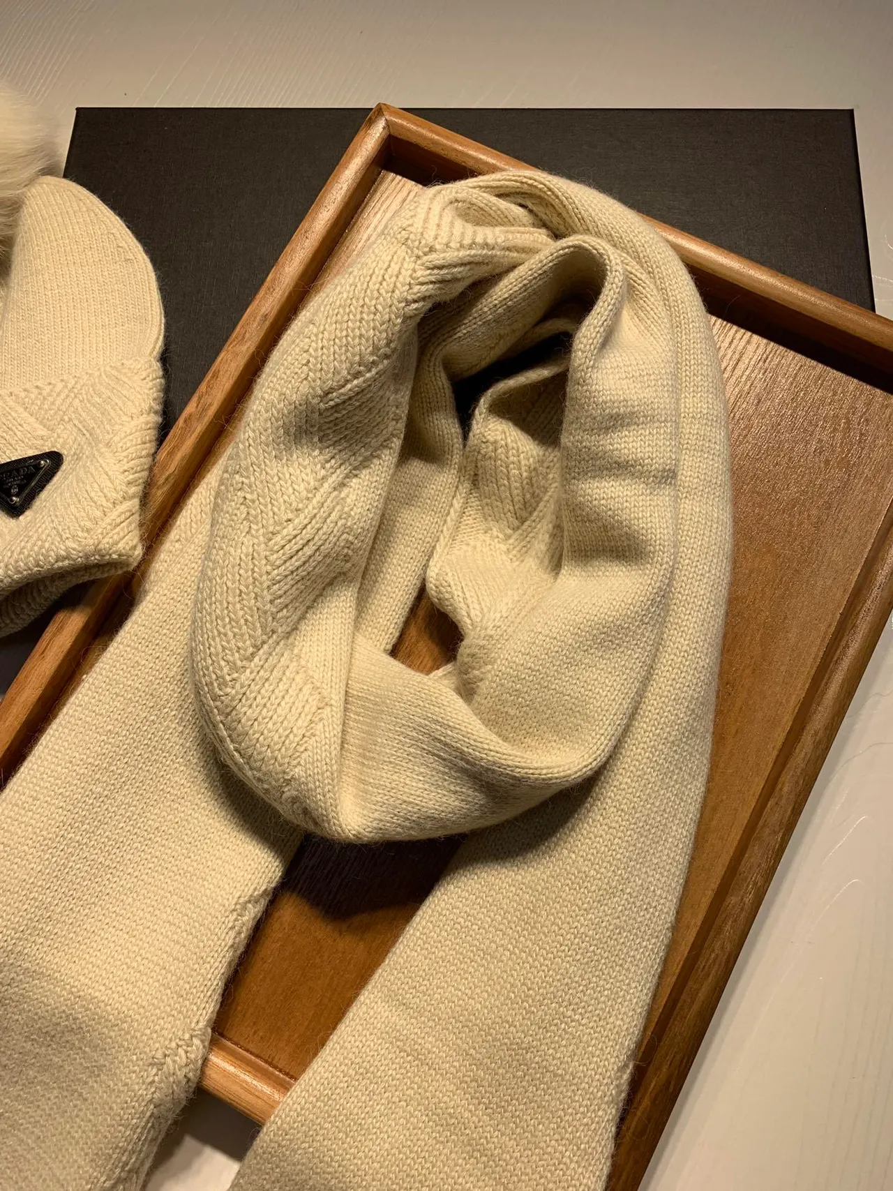 Prada Beige রিবড নিট টুইস্টেড কেবল ডিটেল Cashmere স্কার্ফ 8