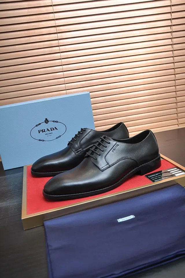 Prada काली कैप-टो ऑक्सफोर्ड जूते 4
