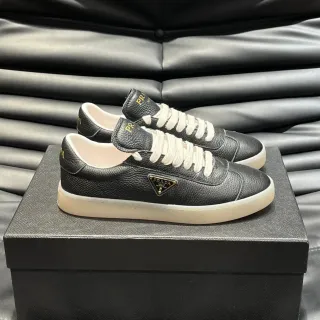 Prada Negro Oro Cuero con textura de grano Logotipo Estilo de vida Zapatillas