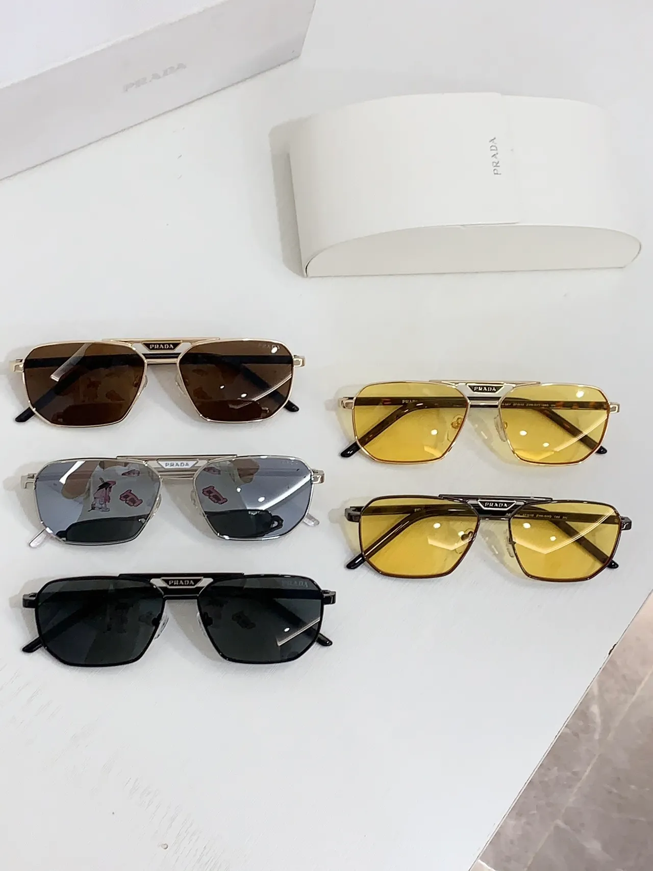 Prada Óculos de Sol Preto Dourado com Silhueta de Escudo Retangular e Metal Frontal 4
