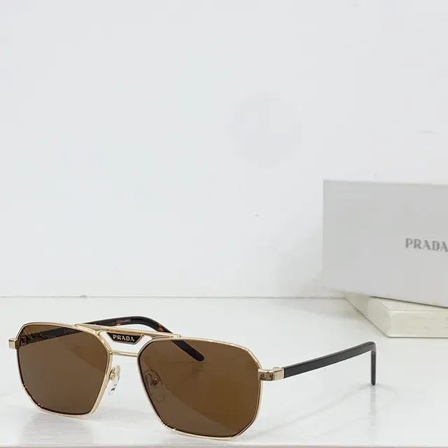 Prada Óculos de Sol Preto Dourado com Silhueta de Escudo Retangular e Metal Frontal 5