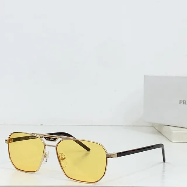 Prada Óculos de Sol Preto Dourado com Silhueta de Escudo Retangular e Metal Frontal 6