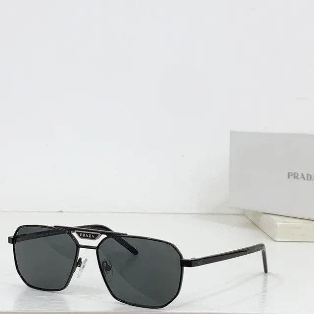 Prada Óculos de Sol Preto Dourado com Silhueta de Escudo Retangular e Metal Frontal 7