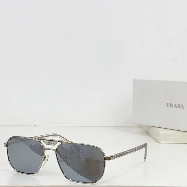 Prada Óculos de Sol Preto Dourado com Silhueta de Escudo Retangular e Metal Frontal 8