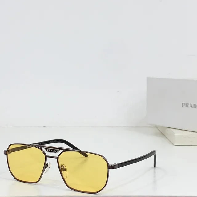 Prada Óculos de Sol Preto Dourado com Silhueta de Escudo Retangular e Metal Frontal 9
