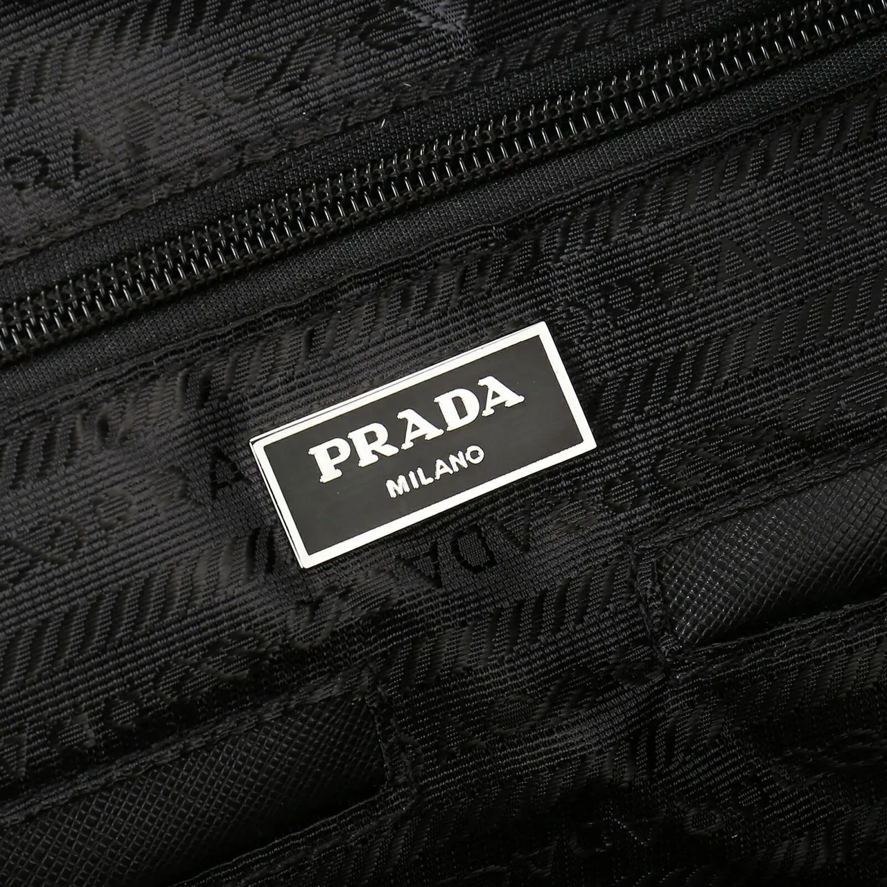 Prada Sac Boston en Nylon Noir avec Garniture en Cuir Saffiano 2