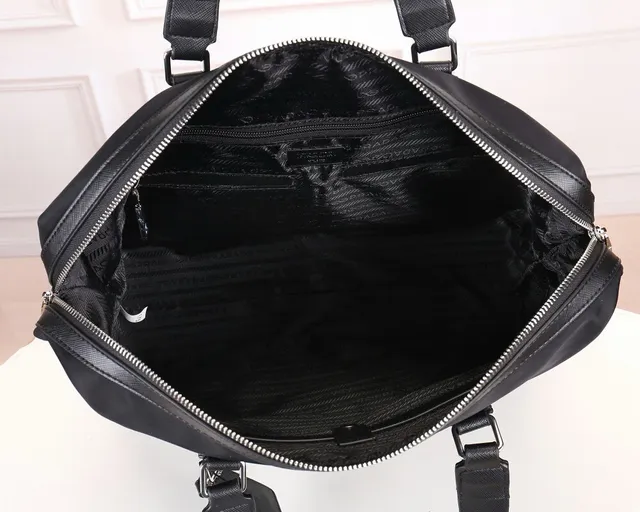 Prada Sac Boston en Nylon Noir avec Garniture en Cuir Saffiano 3