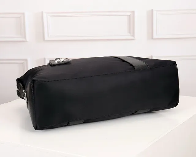 Prada Sac Boston en Nylon Noir avec Garniture en Cuir Saffiano 6