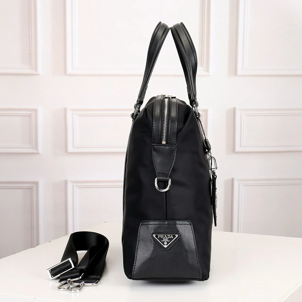 Prada Sac Boston en Nylon Noir avec Garniture en Cuir Saffiano 7